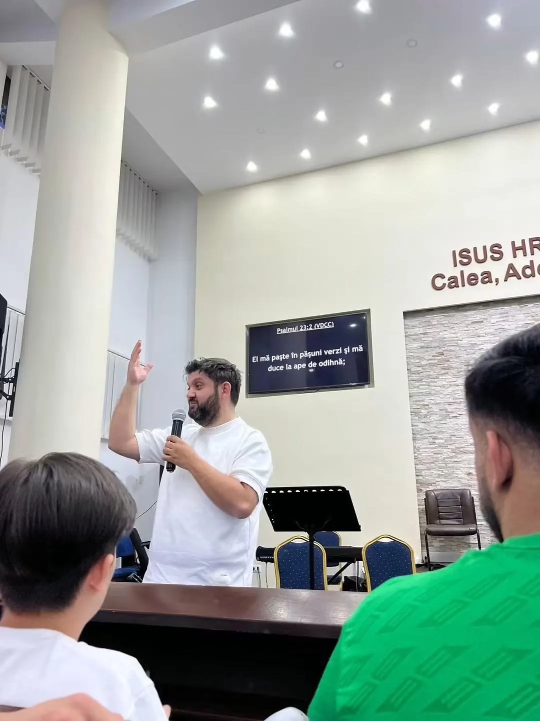 Ioan Caraian vorbind la microfon în fața tinerilor