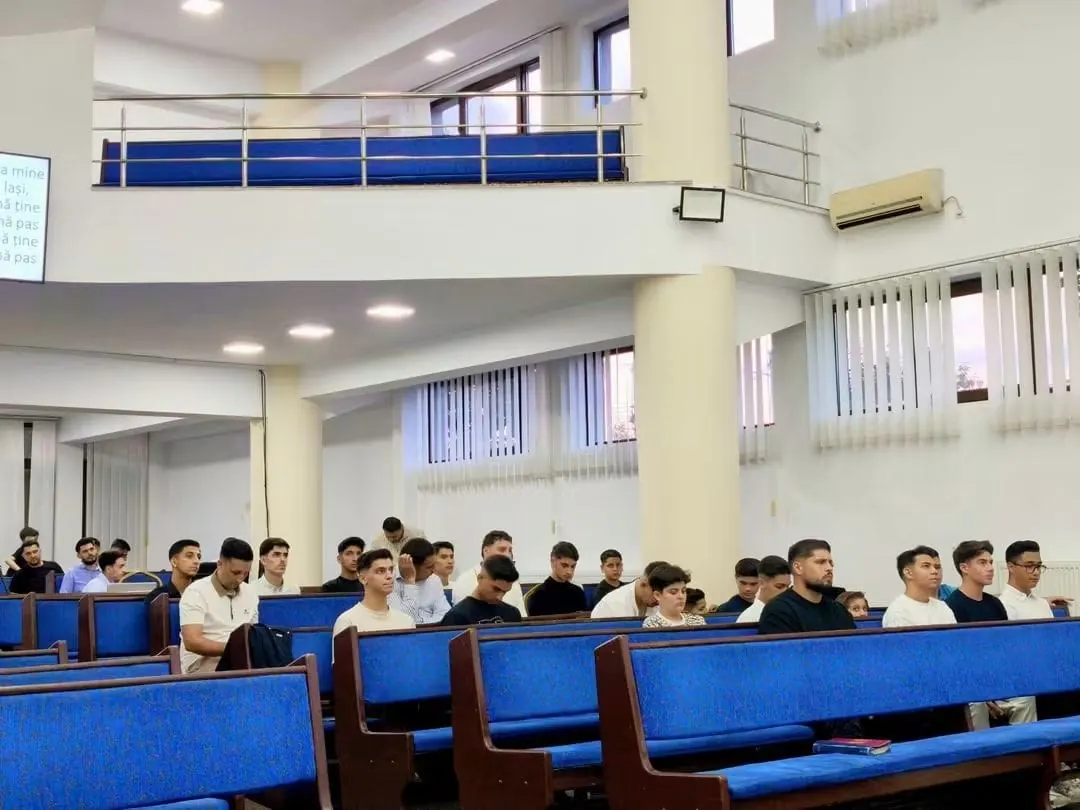 Grup de tineri la o întâlnire în biserică