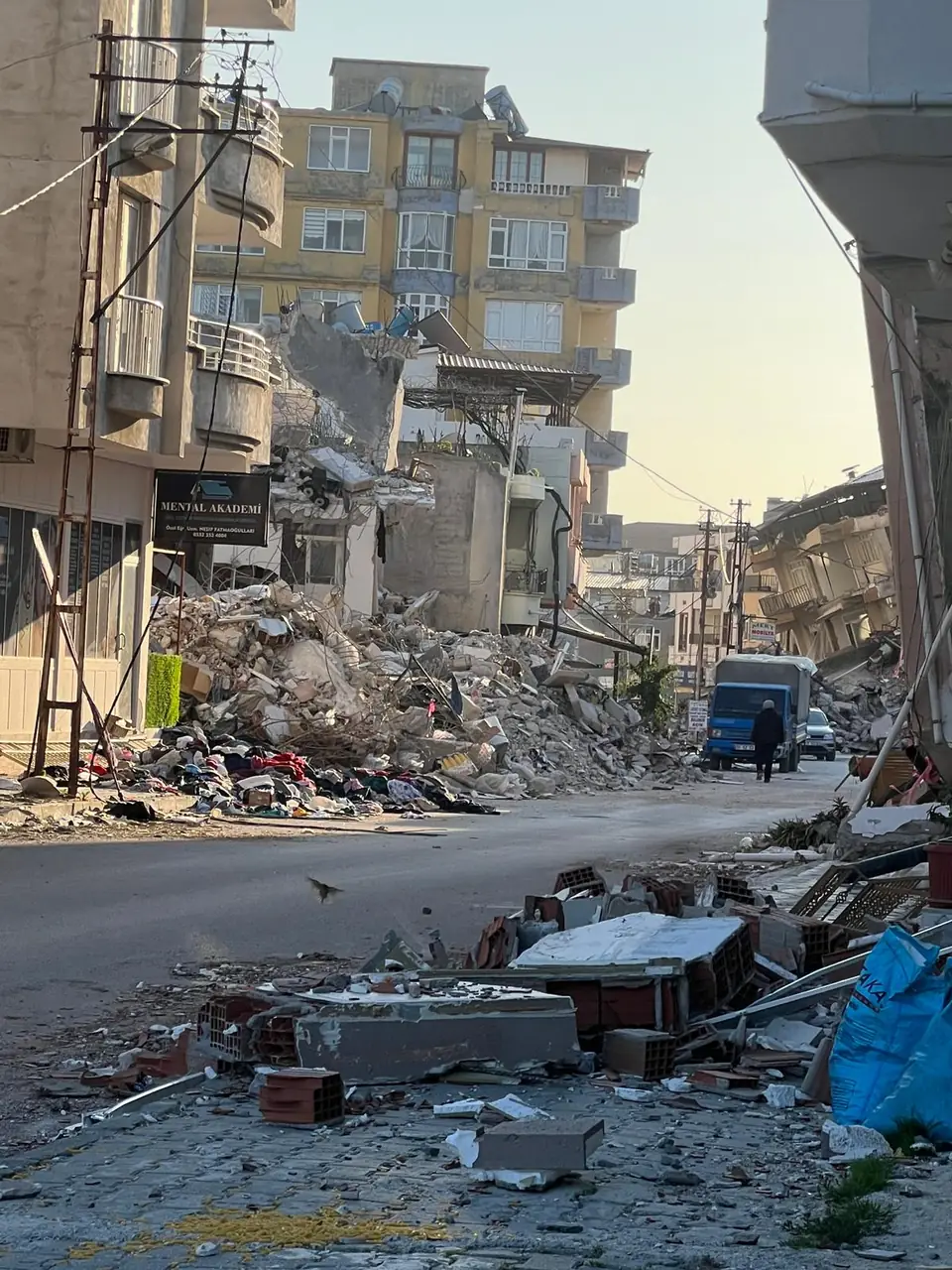 Stradă afectată de cutremurele din Turcia